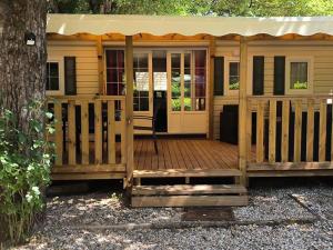 Κήπος έξω από το Mobil home spacieux avec terrasse - 8 personnes - API-1-52-408