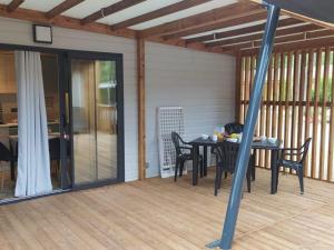 Un patio con una mesa y sillas en una terraza. en Chalet spacieux avec terrasse pour 6 personnes - API-1-52-482, en Saint-Maime