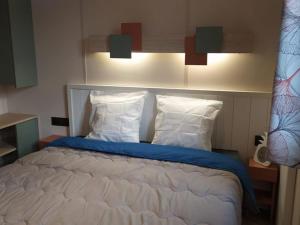 Un dormitorio con una cama con sábanas y almohadas azules. en Chalet spacieux avec terrasse pour 6 personnes - API-1-52-482, en Saint-Maime 28 fotos más