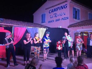 un grupo de personas de pie en un escenario en Chalet spacieux avec terrasse pour 6 personnes - API-1-52-482, en Saint-Maime