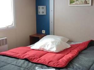 Ένα ή περισσότερα κρεβάτια σε δωμάτιο στο Mobil home avec terrasse pour 6 personnes à Anduze - API-1-52-450 +24 φωτογραφίες