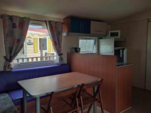 Η κουζίνα ή μικρή κουζίνα στο Mobil home avec terrasse pour 6 personnes à Anduze - API-1-52-450