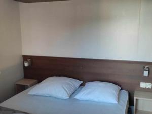 Ένα ή περισσότερα κρεβάτια σε δωμάτιο στο Mobil-home à Anduze - Terrasse - API-1-52-443