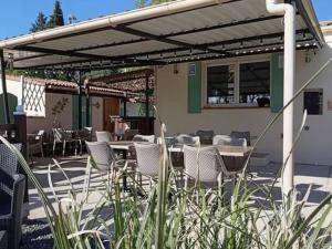 Το κτήριο όπου στεγάζεται  το κάμπινγκ