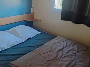 Ένα ή περισσότερα κρεβάτια σε δωμάτιο στο Mobil home 4 personnes avec terrasse à Anduze - API-1-52-471 +22 φωτογραφίες