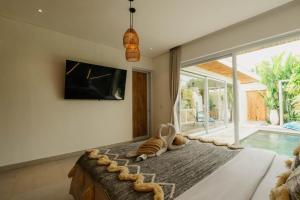 ein Schlafzimmer mit einem Bett, auf dem ein Stofftier liegt in der Unterkunft Namera Hidden Moon - 1 BR Brand New Villa in Kerobokan