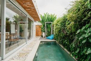 ein Swimmingpool mitten in einem Haus in der Unterkunft Namera Hidden Moon - 1 BR Brand New Villa in Kerobokan