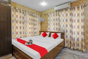 Ένα ή περισσότερα κρεβάτια σε δωμάτιο στο OYO Flagship Hotel Vills Near Gomti Riverfront Park +22 φωτογραφίες