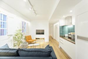 Μια τηλεόραση ή/και κέντρο ψυχαγωγίας στο Decorated and renovated- 2Bd 2Bth- Center