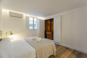 Postel nebo postele na pokoji v ubytování Decorated and renovated- 2Bd 2Bth- Center