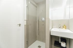 Koupelna v ubytování Decorated and renovated- 2Bd 2Bth- Center + 24 fotografií