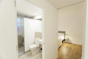 Ένα μπάνιο στο Decorated and renovated- 2Bd 2Bth- Center +50 φωτογραφίες