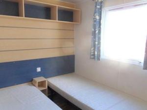 Ένα ή περισσότερα κρεβάτια σε δωμάτιο στο Mobil-home à Mialet avec Terrasse - API-1-52-510