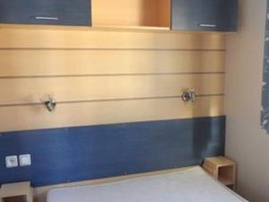 Ένα ή περισσότερα κρεβάτια σε δωμάτιο στο Mobil-home à Mialet avec Terrasse - API-1-52-510