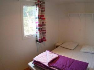 Ένα ή περισσότερα κρεβάτια σε δωμάτιο στο Mobil home avec terrasse pour 4 personnes - API-1-52-649