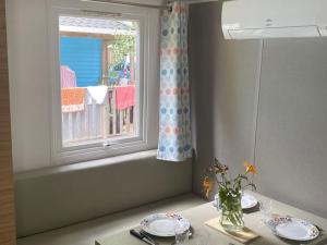 Μπαλκόνι ή βεράντα στο Mobil Home avec Terrasse - 2 Chambres - Capacité 4 Pers - API-1-52-680