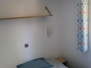 Ένα ή περισσότερα κρεβάτια σε δωμάτιο στο Mobil Home avec Terrasse - 2 Chambres - Capacité 4 Pers - API-1-52-680