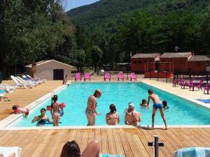 Πισίνα στο ή κοντά στο Mobil Home avec Terrasse - 2 Chambres - Capacité 4 Pers - API-1-52-680