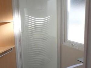 Ένα μπάνιο στο Mobil home cosy avec terrasse à Mialet - API-1-52-518