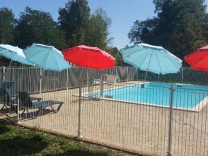 Πισίνα στο ή κοντά στο Chalet confortable avec terrasse pour 4 personnes - API-1-52-593 +17 φωτογραφίες