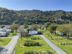 una vista aerea di un campeggio con una strada di Maison spacieuse à Jumièges, 6 pers, 3 chambres - API-1-52-639 a Jumièges