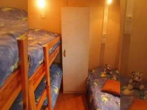 deux lits superposés dans une petite pièce avec deux ours en peluche dans l'établissement Mobil-home 7 pers avec terrasse - API-1-52-737, à Esparron-de-Verdon
