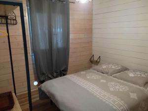 Ένα ή περισσότερα κρεβάτια σε δωμάτιο στο Gîte Prestige avec Terrasse, 3 Chambres, Anduze - API-1-52-540