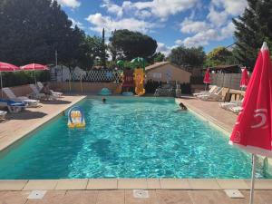 Πισίνα στο ή κοντά στο Gîte Prestige avec Terrasse, 3 Chambres, Anduze - API-1-52-540 +21 φωτογραφίες