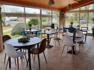 Restaurace v ubytování Chalet spacieux avec terrasse pour 7 personnes - API-1-52-660