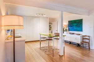 Una cocina y una sala de estar con mesa y sillas. en Anelga - Beachfront on Eagle Bay, en Dunsborough