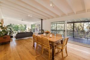 Un comedor con mesa y sillas en Anelga - Beachfront on Eagle Bay, en Dunsborough
