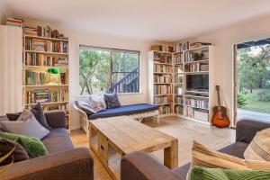 sala de estar con muebles y estanterías en Anelga - Beachfront on Eagle Bay, en Dunsborough