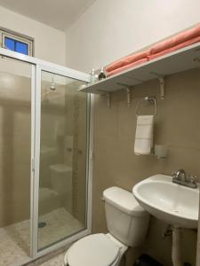 ein Badezimmer mit Dusche, Toilette und Waschbecken in der Unterkunft Casa Brisa in Lo de Marcos