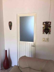 ein Wohnzimmer mit einem Fenster und einem Sofa in der Unterkunft Casa Brisa in Lo de Marcos + 24 Fotos