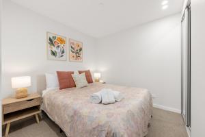 ein Schlafzimmer mit einem großen Bett und einem Nachttisch in der Unterkunft Chic Inner North Escape,Dickson n ANU ,Parking in Downer