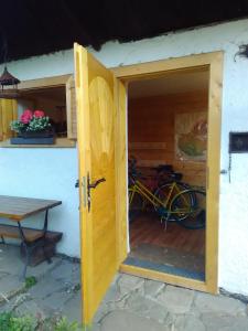 uma porta aberta para uma casa com uma bicicleta dentro em Apartmány Grobarčík em Zuberec