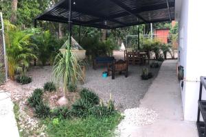 Taman di luar Casa Litchi