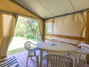 Fotografie z fotogalerie ubytování Tente Toile & Bois - 2 Chambres, Terrasse - API-1-52-789 v destinaci Fenouillet