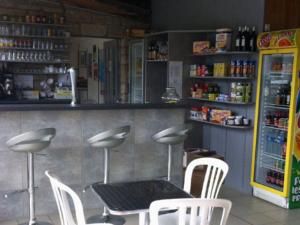 Ο χώρος του lounge ή του μπαρ στο Mobile-home avec Terrasse à Saint-Gildas-de-Rhuys - 6 pers, 3 chambres - API-1-52-762