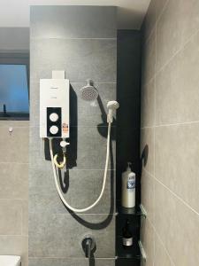Bilik mandi di Neu Suites By RASBO Galaxy Suites