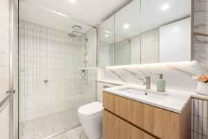 ein Badezimmer mit Waschbecken und Toilette in der Unterkunft Dickson Stylish 2BR Retreat w Views n Parking in Downer + 35 Fotos