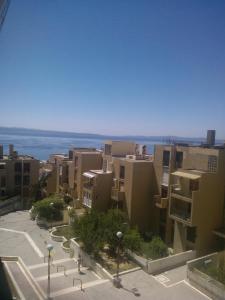 vistas a una ciudad con edificios y al océano en Apartment Ivan, en Split