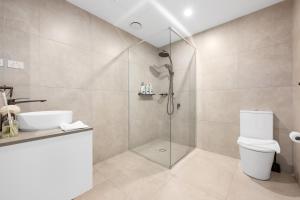 ein Badezimmer mit Dusche, Toilette und Waschbecken in der Unterkunft Cozy Lyneham Retreat, Views, Gym n Free Parking in Downer + 22 Fotos