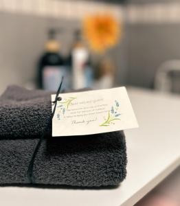 un morceau de papier assis sur un tas de serviettes dans l'établissement Tafelkop Keisie Self Catering Cottage, à Montagu