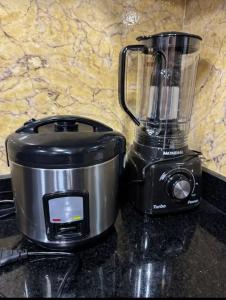 a blender sitting on top of a counter at Aconchego in Cáceres