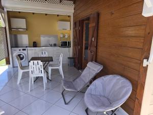 Dapur atau dapur kecil di bungalow Bô Sicrié