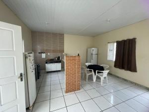 a kitchen with a refrigerator and a table and chairs at kit net mobiliada em Oriximiná PA in Oriximiná