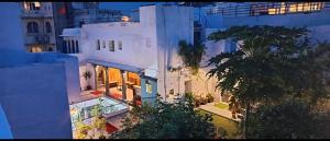 une vue aérienne d'un bâtiment la nuit dans l'établissement Veda Heritage Haveli, à Udaipur