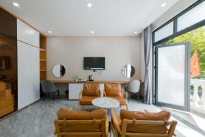 TV a/nebo společenská místnost v ubytování Lalisa Hotel Grand World Phu Quoc