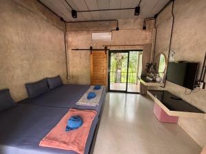 a room with a bed and a tv in it at Thabli Resort in Ban Song Phi Nong